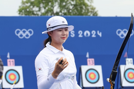 여자 양궁 국가대표 임시현이 25일(한국시간) 프랑스 파리 레쟁발리드에서 열린 2024 파리 올림픽 여자 양궁 랭킹 라운드에 출전해 총점 694점을 기록, 세계신기록을 수립하며 전체 64명의 선수 중 1위를 차지했다. 임시현은 지난해 항저우 아시안게임에서 3관왕에 오르며 한국 여자 양궁 새 여제로 올라선 간판 궁사다. 사진 연합뉴스