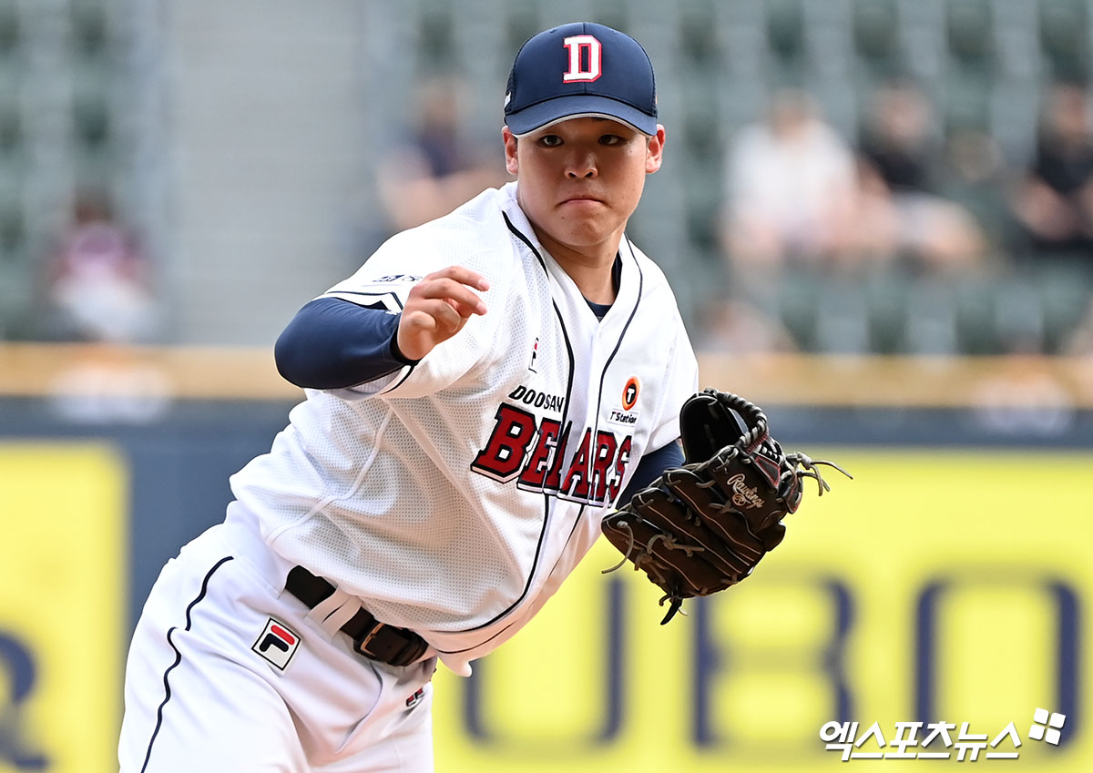 25일 오후 서울 송파구 잠실야구장에서 열린 '2024 신한 SOL Bank KBO리그' 키움 히어로즈와 두산 베어스의 경기, 1회초 두산 선발투수 시라카와가 공을 힘차게 던지고 있다. 잠실, 김한준 기자