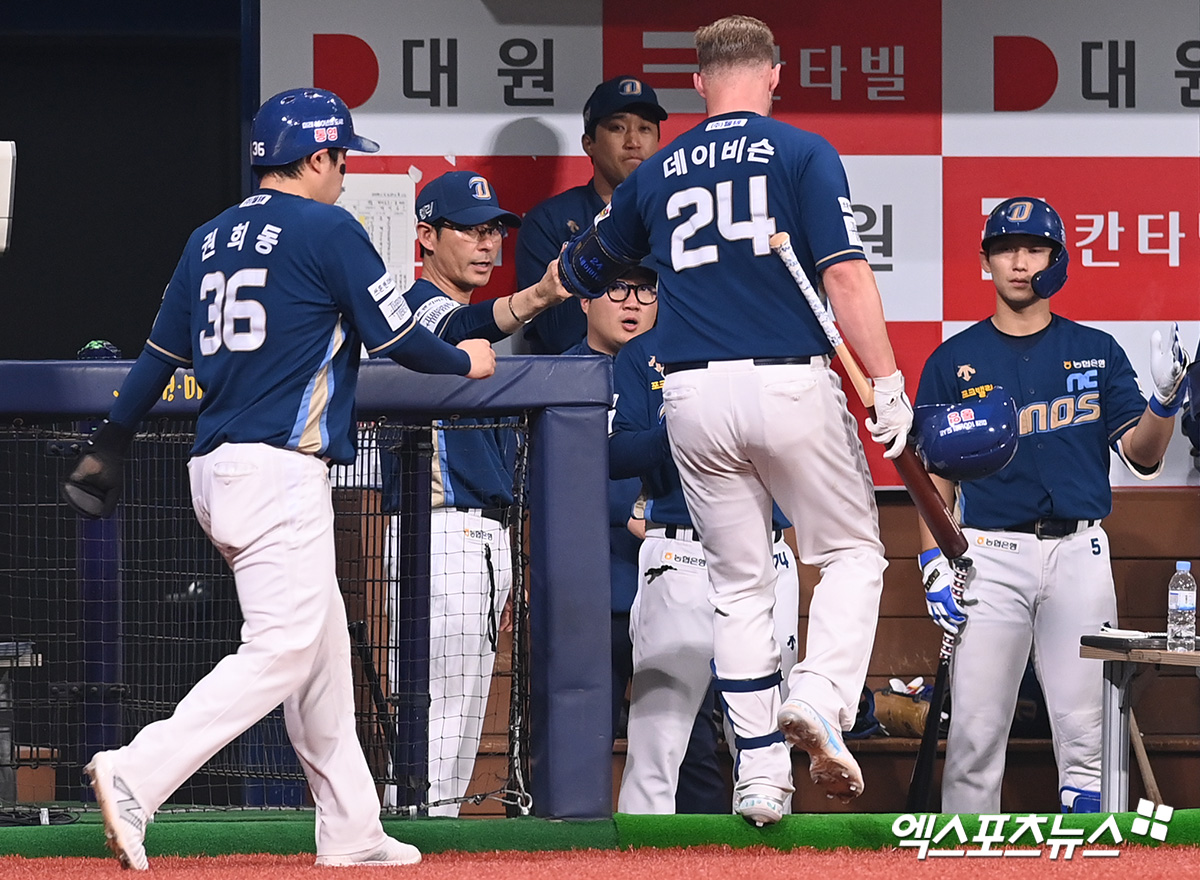 27일 오후 서울 구로구 고척스카이돔에서 열린 '2024 신한 SOL뱅크 KBO리그' NC 다이노스와 키움 히어로즈의 경기, 5회초 1사 1루 NC 데이비슨이 홈런을 날린 뒤 더그아웃에서 강인권 감독의 축하를 받고 있다. 엑스포츠뉴스 DB