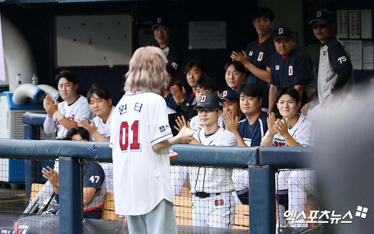 25일 오후 서울 송파구 잠실야구장에서 열린 '2024 신한 SOL Bank KBO리그' 키움 히어로즈와 두산 베어스의 경기, 두산 선수들이 시구를 마친 에스파 윈터에게 박수를 보내고 있다. 잠실, 김한준 기자