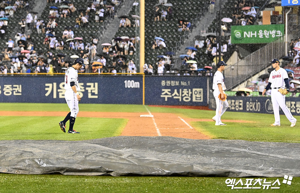 25일 오후 서울 송파구 잠실야구장에서 열린 '2024 신한 SOL Bank KBO리그' 키움 히어로즈와 두산 베어스의 경기, 9회초 1사 3루 우천으로 경기가 중단되었다. 잠실, 김한준 기자