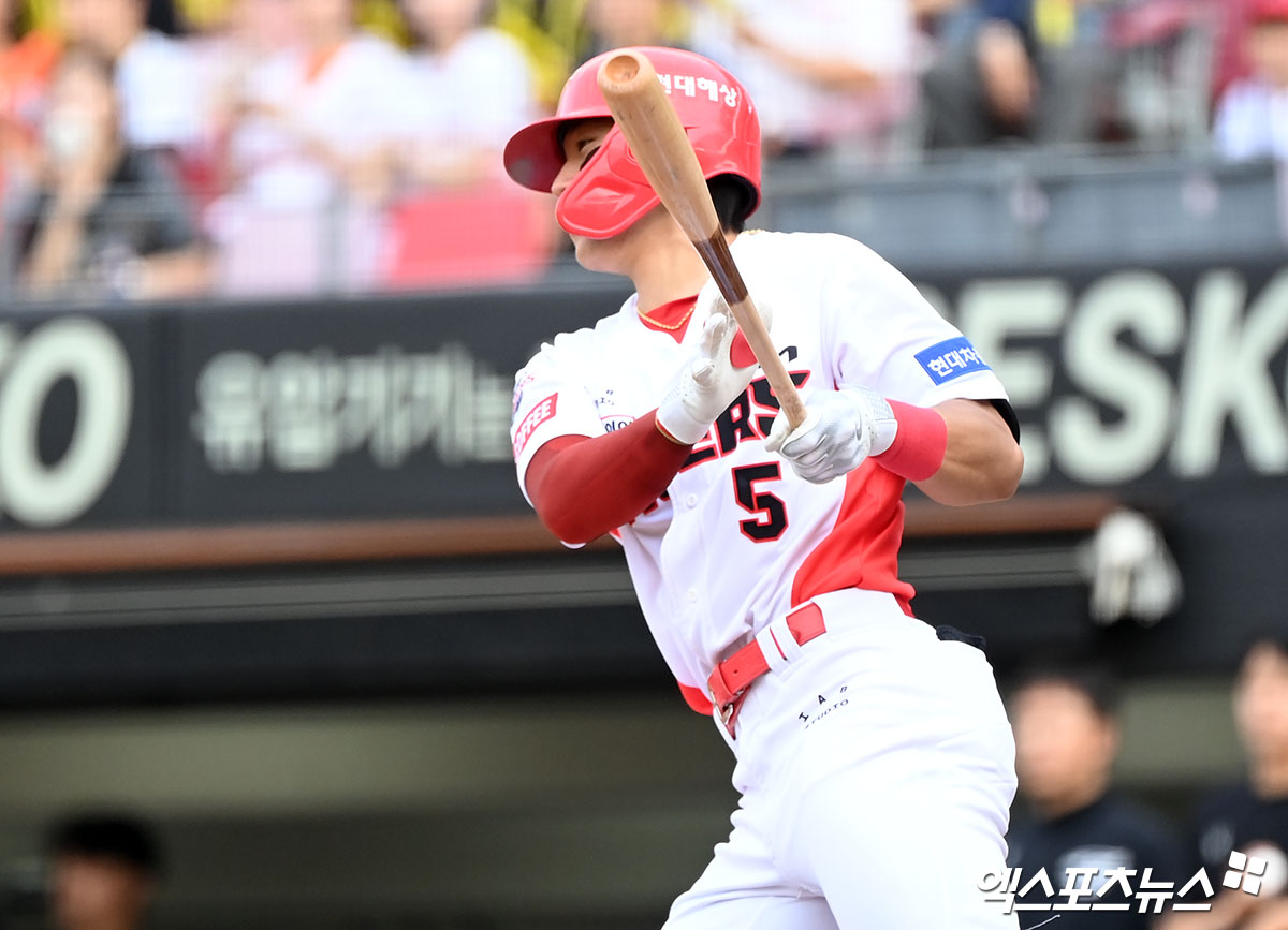  23일 오후 광주기아챔피언스필드에서 열린 '2024 신한 SOL Bank KBO리그' 한화 이글스와 KIA 타이거즈의 더블헤더 2차전 경기, 1회말 2사 KIA 김도영이 좌전안타를 날리고 있다. 엑스포츠뉴스 DB