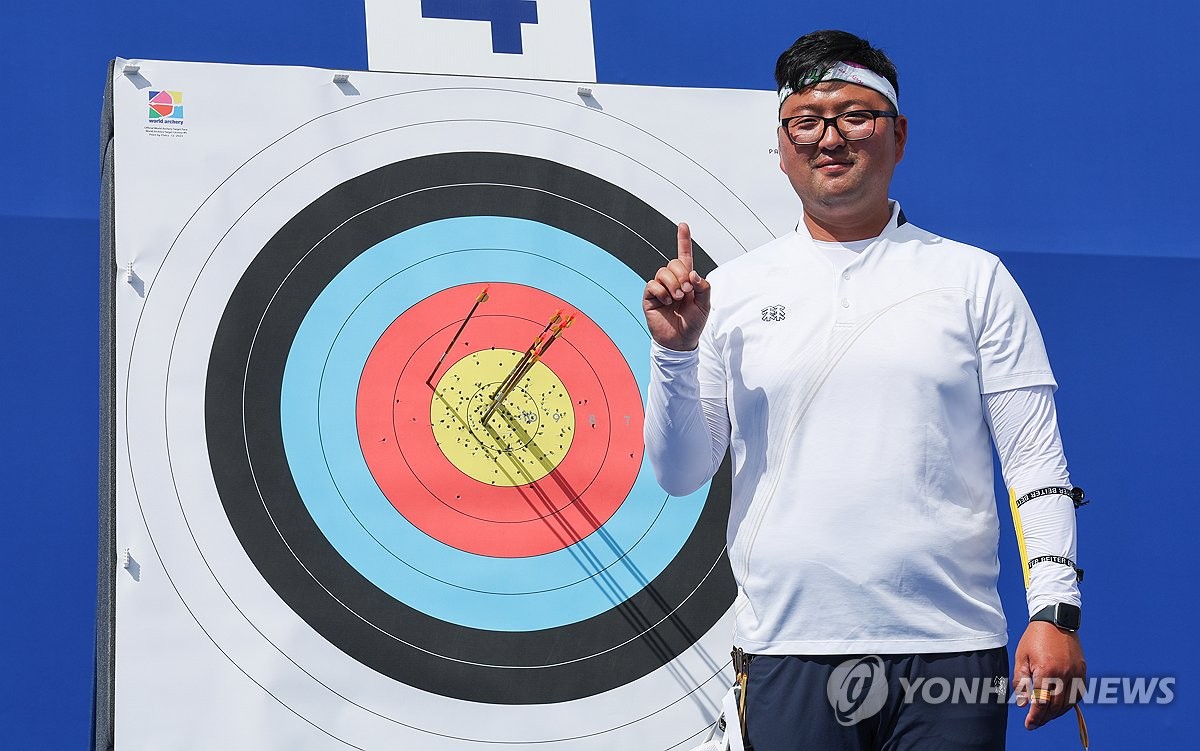 한국 남자 양궁 대표팀이 2024 파리 올림픽에서 좋은 출발을 드러냈다. 김우진, 이우석, 김제덕으로 구성된 남자 양궁 대표팀은 25일 프랑스 파리 래쟁발리드에서 열린 2024 파리 올림픽 양궁 남자 랭킹라운드에서 상위권을 휩쓸었다. 김우진이 1위, 김제덕이 2위를 차지했고, 이우석은 김제덕에 1점 뒤졌으나 같은 점수를 기록한 다른 나라 선수들에 10점 수가 뒤져 5위를 차지했다. 김우진이 경기 직후 자신의 과녁 앞에서 1위를 자축하고 있다. 연합뉴스