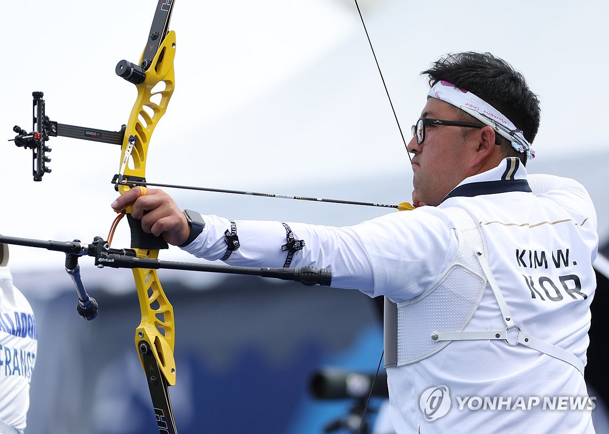 한국 남자 양궁 대표팀이 2024 파리 올림픽에서 좋은 출발을 드러냈다. 김우진, 이우석, 김제덕으로 구성된 남자 양궁 대표팀은 25일 프랑스 파리 래쟁발리드에서 열린 2024 파리 올림픽 양궁 남자 랭킹라운드에서 상위권을 휩쓸었다. 김우진이 1위, 김제덕이 2위를 차지했고, 이우석은 김제덕에 1점 뒤졌으나 같은 점수를 기록한 다른 나라 선수들에 10점 수가 뒤져 5위를 차지했다. 김우진이 랭킹라운드에서 활 시위를 당기고 있다. 연합뉴스