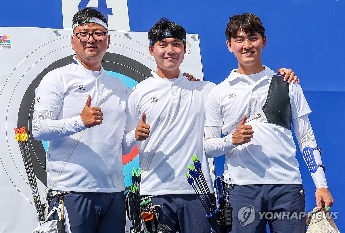 한국 남자 양궁 대표팀이 2024 파리 올림픽에서 좋은 출발을 드러냈다. 김우진, 이우석, 김제덕으로 구성된 남자 양궁 대표팀은 25일 프랑스 파리 래쟁발리드에서 열린 2024 파리 올림픽 양궁 남자 랭킹라운드에서 상위권을 휩쓸었다. 김우진이 1위, 김제덕이 2위를 차지했고, 이우석은 김제덕에 1점 뒤졌으나 같은 점수를 기록한 다른 나라 선수들에 10점 수가 뒤져 5위를 차지했다. 남자대표팀 선수들이 랭킹라운드 직후 포즈를 취하고 있다. 연합뉴스