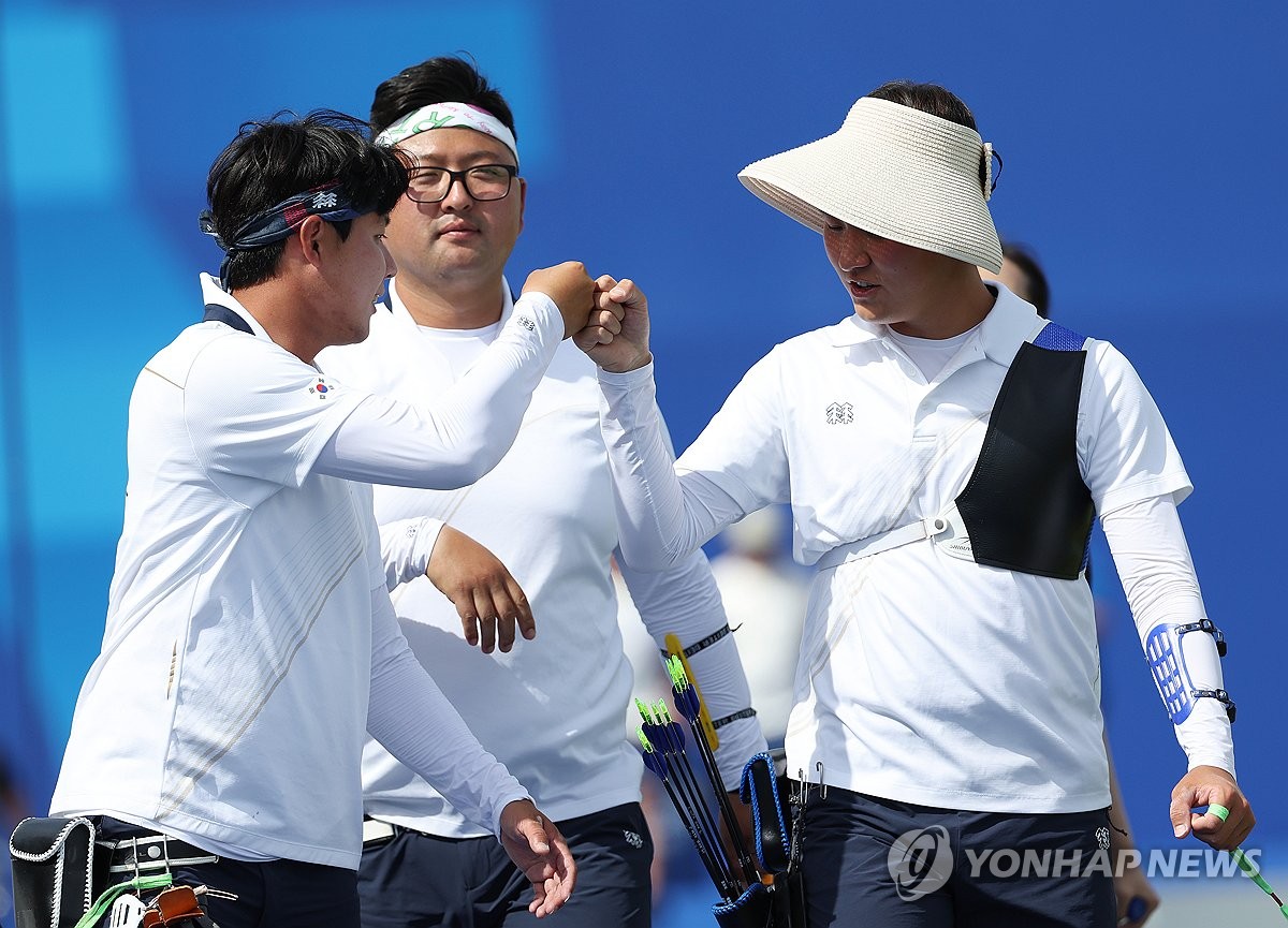 한국 남자 양궁 대표팀이 2024 파리 올림픽에서 좋은 출발을 드러냈다. 김우진, 이우석, 김제덕으로 구성된 남자 양궁 대표팀은 25일 프랑스 파리 래쟁발리드에서 열린 2024 파리 올림픽 양궁 남자 랭킹라운드에서 상위권을 휩쓸었다. 김우진이 1위, 김제덕이 2위를 차지했고, 이우석은 김제덕에 1점 뒤졌으나 같은 점수를 기록한 다른 나라 선수들에 10점 수가 뒤져 5위를 차지했다. 남자대표팀 선수들이 랭킹라운드 도중 하이파이브를 나누고 있다. 연합뉴스