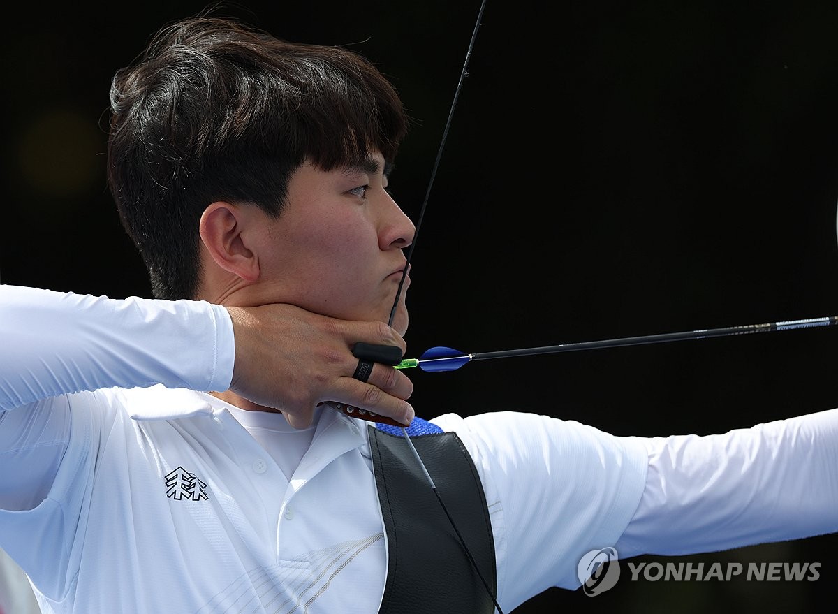 한국 남자 양궁 대표팀이 2024 파리 올림픽에서 좋은 출발을 드러냈다. 김우진, 이우석, 김제덕으로 구성된 남자 양궁 대표팀은 25일 프랑스 파리 래쟁발리드에서 열린 2024 파리 올림픽 양궁 남자 랭킹라운드에서 상위권을 휩쓸었다. 김우진이 1위, 김제덕이 2위를 차지했고, 이우석은 김제덕에 1점 뒤졌으나 같은 점수를 기록한 다른 나라 선수들에 10점 수가 뒤져 5위를 차지했다. 김제덕이 랭킹라운드에서 활 시위를 당기고 있다. 연합뉴스