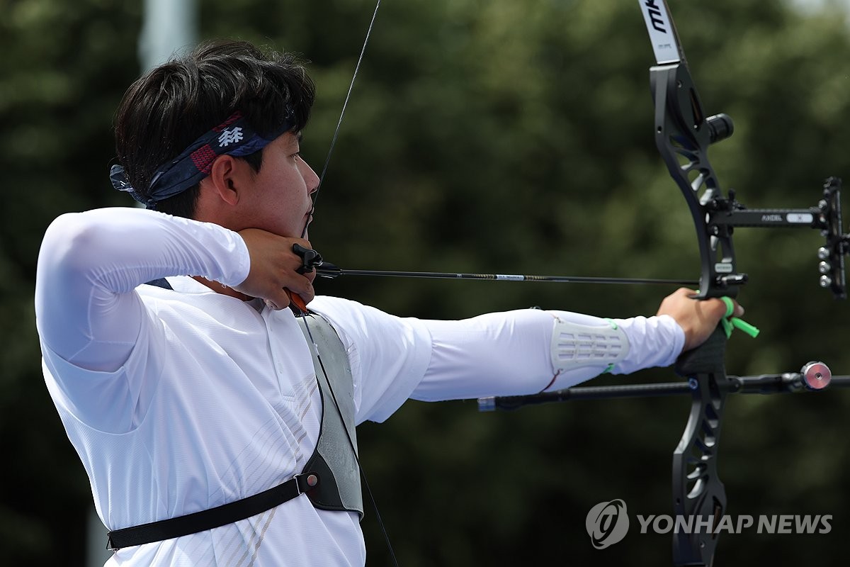 한국 남자 양궁 대표팀이 2024 파리 올림픽에서 좋은 출발을 드러냈다. 김우진, 이우석, 김제덕으로 구성된 남자 양궁 대표팀은 25일 프랑스 파리 래쟁발리드에서 열린 2024 파리 올림픽 양궁 남자 랭킹라운드에서 상위권을 휩쓸었다. 김우진이 1위, 김제덕이 2위를 차지했고, 이우석은 김제덕에 1점 뒤졌으나 같은 점수를 기록한 다른 나라 선수들에 10점 수가 뒤져 5위를 차지했다. 이우석이 랭킹라운드에서 활 시위를 당기고 있다. 연합뉴스