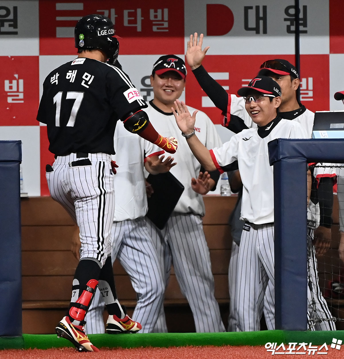 LG 외야수 박해민(17번)은 25일 사직구장에서 열린 '2024 신한 SOL Bank KBO 리그' 롯데와 주중 3연전 마지막 경기에서 7번타자 중견수로 선발 출전했다. 11회초 2사 만루에서 싹쓸이 2루타를 쳐 결승타를 만들었다. 엑스포츠뉴스 DB