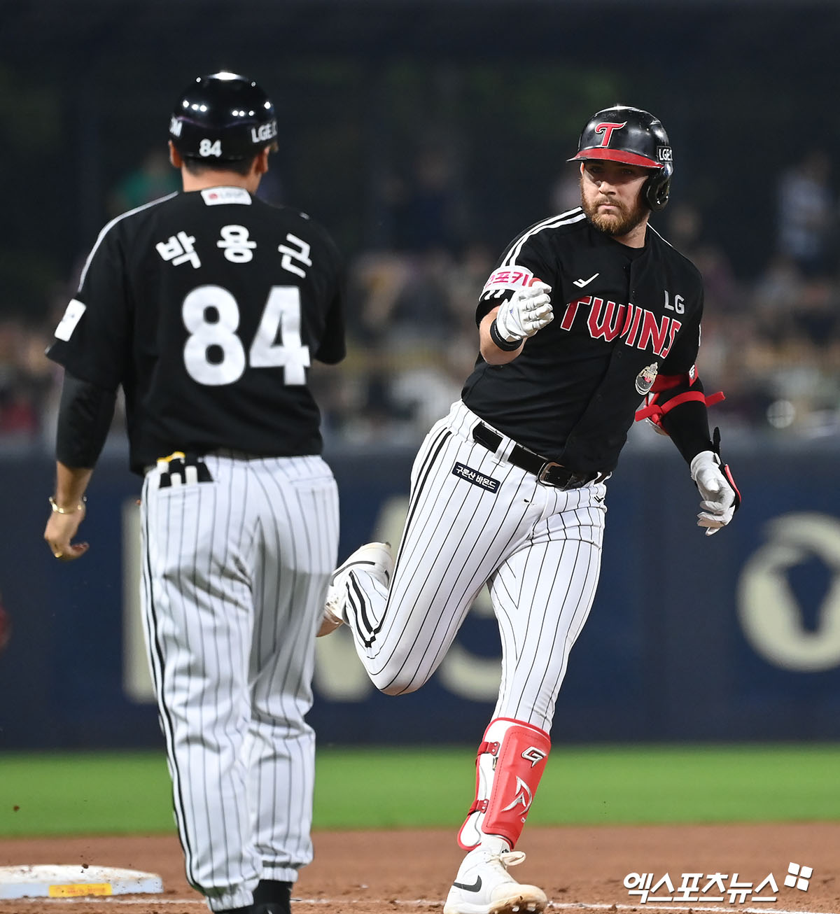 LG 내야수 오스틴(오른쪽)은 25일 사직구장에서 열린 '2024 신한 SOL Bank KBO 리그' 롯데와 주중 3연전 마지막 경기에서 3번타자 1루수로 선발 출전했다. 5회초 추격하는 3점 홈런을 쳐 공격에 활력을 불어넣었다. 엑스포츠뉴스 DB