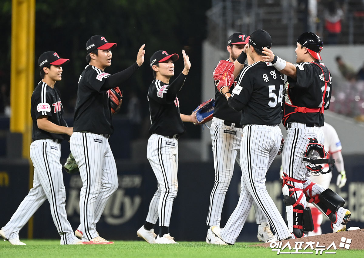 ​​LG는 25일 사직구장에서 열린 '2024 신한 SOL Bank KBO 리그' 롯데와 주중 3연전 마지막 경기에서 연장 11회 9-6으로 승리하며 위닝시리즈를 달성했다. 엑스포츠뉴스 DB