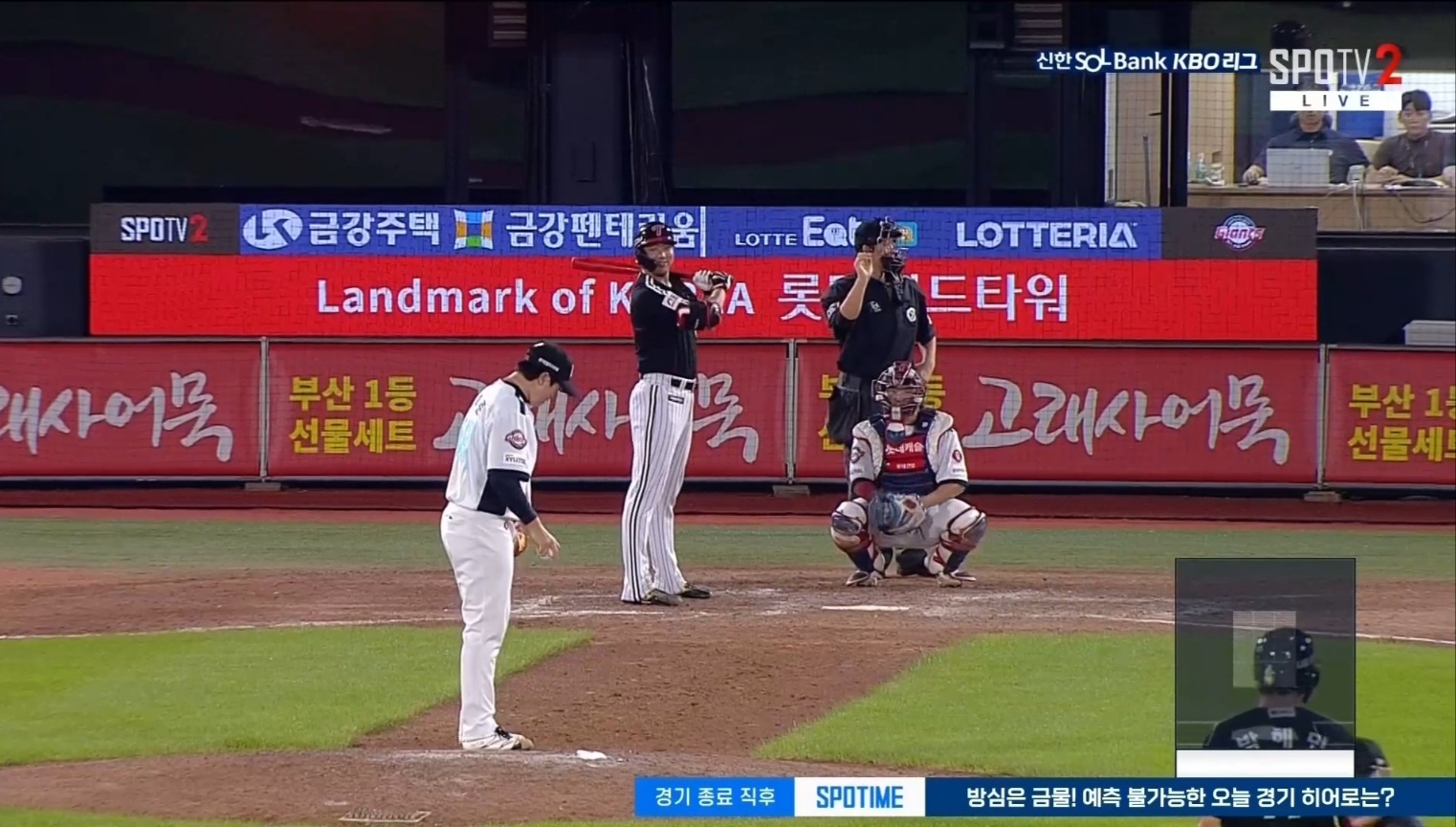 LG 투수 정우영은 25일 사직구장에서 열린 '2024 신한 SOL Bank KBO 리그' 롯데와 주중 3연전 마지막 경기에서 10회말 구원 등판했다. 1이닝 무실점을 기록해 승리 투수가 됐다. 동시에 11회초 생애 첫 타석에 들어서며 소원을 이뤘다. SPOTV 중계화면 캡처