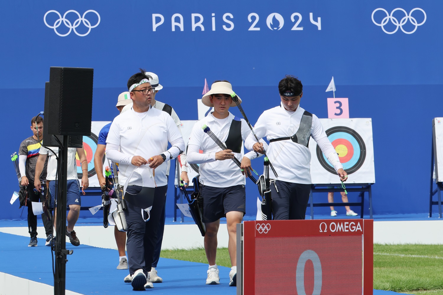 한국 남자 양궁 대표팀이 2024 파리 올림픽에서 좋은 출발을 드러냈다. 김우진, 이우석, 김제덕으로 구성된 남자 양궁 대표팀은 25일 프랑스 파리 래쟁발리드에서 열린 2024 파리 올림픽 양궁 남자 랭킹라운드에서 상위권을 휩쓸었다. 김우진이 1위, 김제덕이 2위를 차지했고, 이우석은 김제덕에 1점 뒤졌으나 같은 점수를 기록한 다른 나라 선수들에 10점 수가 뒤져 5위를 차지했다. 연합뉴스