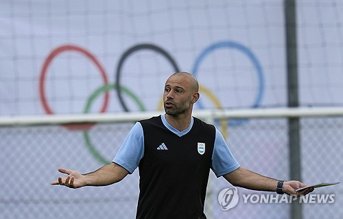 프랑스 언론 르퀴프가 26일(한국시간) 아르헨티나 남자 올림픽 축구 대표팀이 화요일(24일) 훈련 중 라커룸에서 귀금속을 도난당하는 사건이 발생했다고 전했다.   마스체나로 감독은 이날 기자회견에서 모로코전 하루 전인 화요일 훈련 중 티아고 알마다가 귀금속을 도난당했다고 밝혔다. 연합뉴스