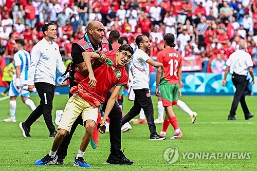 프랑스 언론 르퀴프가 26일(한국시간) 아르헨티나 남자 올림픽 축구 대표팀이 화요일(24일) 훈련 중 라커룸에서 귀금속을 도난당하는 사건이 발생했다고 전했다.   마스체나로 감독은 이날 기자회견에서 모로코전 하루 전인 화요일 훈련 중 티아고 알마다가 귀금속을 도난당했다고 밝혔다. 연합뉴스