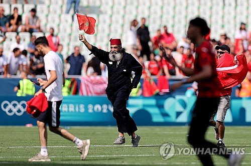 프랑스 언론 르퀴프가 26일(한국시간) 아르헨티나 남자 올림픽 축구 대표팀이 화요일(24일) 훈련 중 라커룸에서 귀금속을 도난당하는 사건이 발생했다고 전했다.   마스체나로 감독은 이날 기자회견에서 모로코전 하루 전인 화요일 훈련 중 티아고 알마다가 귀금속을 도난당했다고 밝혔다. 연합뉴스