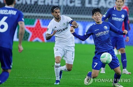 벨기에 헨트는 26일 비팅구르 괴타(페로 제도)와의 2024-2025 유럽축구연맹 콘퍼런스리그 2차 예선 1차전 홈 경기에서 4-1 승리를 거뒀다. 홍현석은 2골 1도움으로 팀의 승리를 이끌었다. 최근 독일 분데스리가 이적설이 왜 나돌고 있는지를 증명했다. 연합뉴스