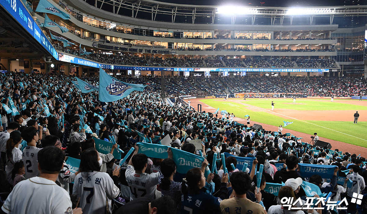 3일 오후 경상남도 창원NC파크에서 열린 '2023 신한은행 SOL KBO 포스트시즌' KT 위즈와 NC 다이노스의 플레이오프 4차전 경기, 17,400명의 만원 관중이 매진을 기록한 가운데 야구팬들이 열띤 응원을 펼치고 있다. 엑스포츠뉴스 DB