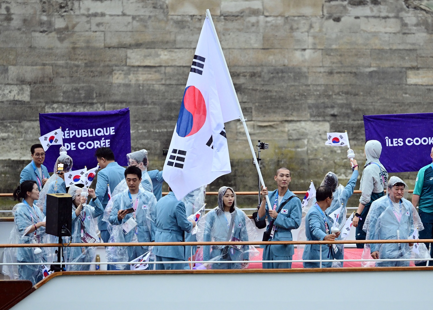 2024 파리 올림픽 개회식이 열린 26일(현지시간) 프랑스 파리 센강에서 대한민국 선수단의 기수 우상혁(오른쪽)과 김서영이 보트를 타고 트로카데로 광장을 향해 수상 행진을 하고 있다. 김서영은 2012 런던, 2016 리우, 2020 도쿄 대회에 이어 개인 통산 네 번째 올림픽에 참가하지만 개회식에 참석한 건 이번이 처음이다. 사진 연합뉴스