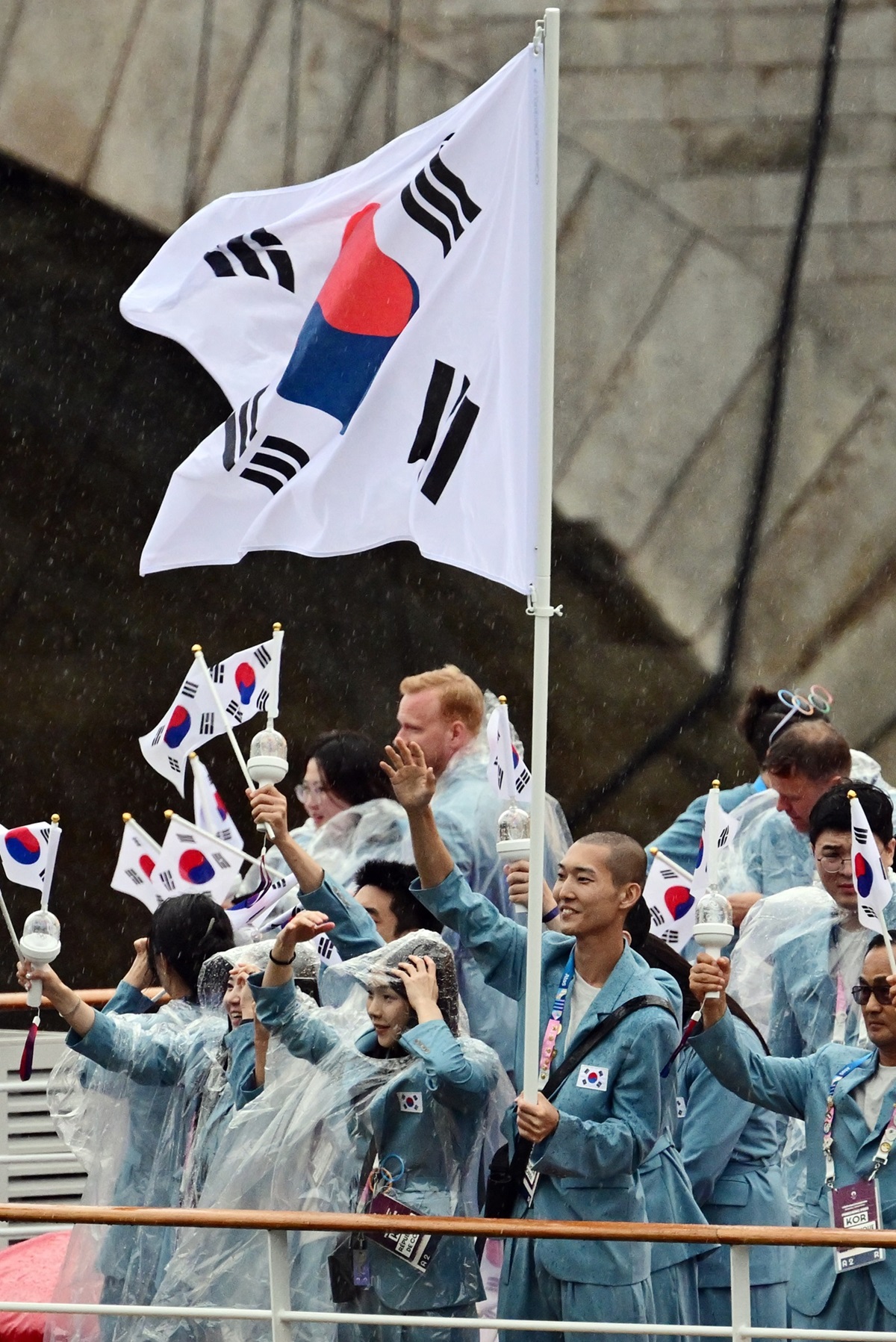 2024 파리 올림픽 개회식이 열린 26일(현지시간) 프랑스 파리 센강에서 대한민국 선수단의 기수 우상혁(오른쪽)과 김서영이 보트를 타고 트로카데로 광장을 향해 수상 행진을 하고 있다. 김서영은 2012 런던, 2016 리우, 2020 도쿄 대회에 이어 개인 통산 네 번째 올림픽에 참가하지만 개회식에 참석한 건 이번이 처음이다. 사진 연합뉴스