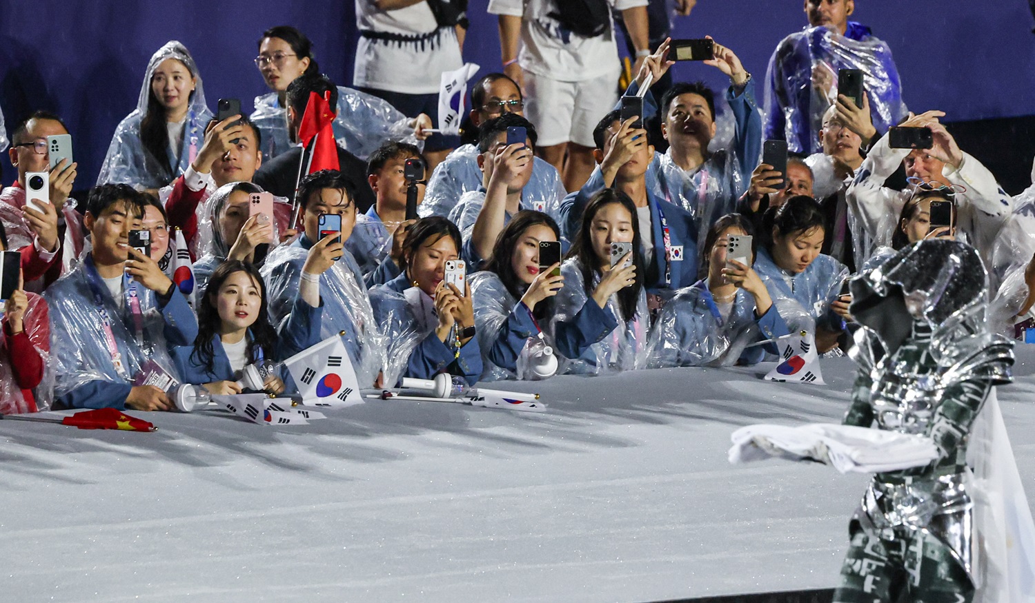 2024 파리 올림픽에 출전하는 대한민국 선수단이 26일(현지시간) 프랑스 파리 에펠탑 인근에서 열린 2024 파리 올림픽 개회식에 참석해 밝은 얼굴로 기념 촬영을 하고 있다. 이날 개회식 진행을 맡은 장내 아나운서는 한국 선수단을 불어 영어 모두 북한으로 소개하는 실수를 범해 논란을 빚었다. 사진 연합뉴스