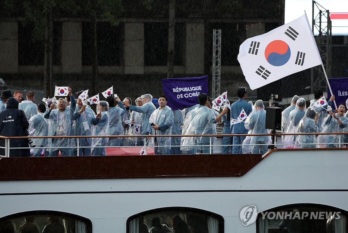 2024 파리 하계올림픽 개회식에서 한국 선수단이 프랑스어와 영어 모두 북한으로 소개된 것과 관련해 문화체육관광부는 유감을 표명했다. 현지에 있는 장미란 문체부 제2차관이 토마스 바흐 국제올림픽위원회 위원장에게 면담을 요청했다. 연합뉴스