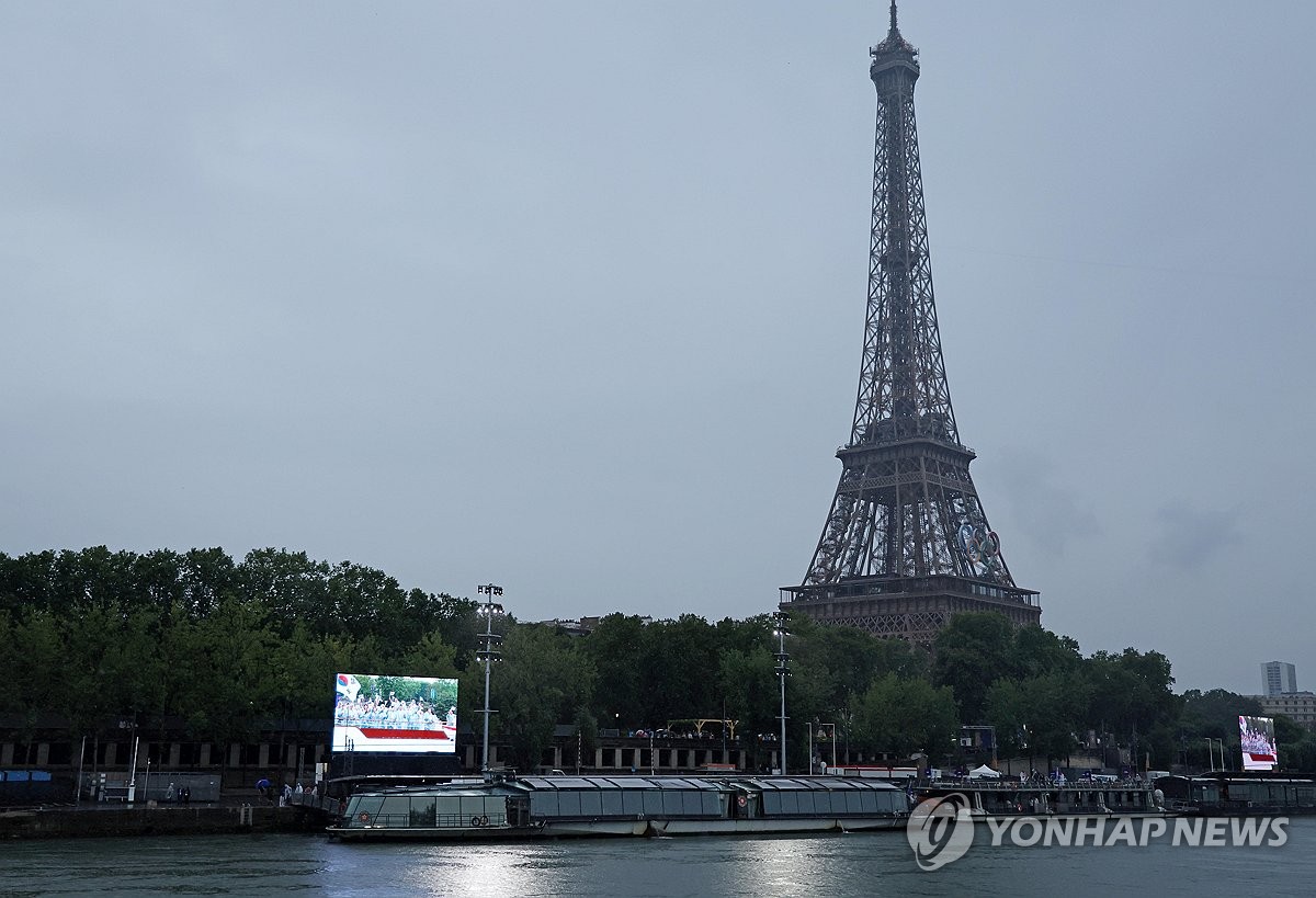 2024 파리 하계올림픽 개회식에서 한국 선수단이 프랑스어와 영어 모두 북한으로 소개된 것과 관련해 문화체육관광부는 유감을 표명했다. 현지에 있는 장미란 문체부 제2차관이 토마스 바흐 국제올림픽위원회 위원장에게 면담을 요청했다. 연합뉴스