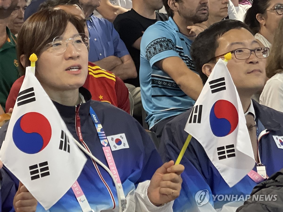 2024 파리 하계올림픽 개회식에서 한국 선수단이 프랑스어와 영어 모두 북한으로 소개된 것과 관련해 문화체육관광부는 유감을 표명했다. 현지에 있는 장미란 문체부 제2차관이 토마스 바흐 국제올림픽위원회 위원장에게 면담을 요청했다. 연합뉴스