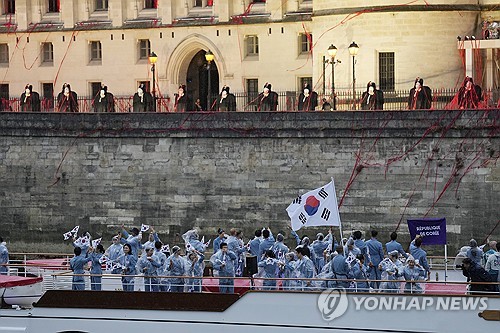 국제올림픽위원회(IOC)가 2024 파리 하계올림픽 개회식에서 한국 선수단을 북한 선수단으로 소개한 것에 대해 사과했으나 한국어 게정으로 한 줄 올린 것이 전부여서 계속 논란이다. 프랑스어, 영어 계정 등에서도 사고의 내용과 진심 어린 사과문이 담겨야 한다는 주장이 나온다. 연합뉴스