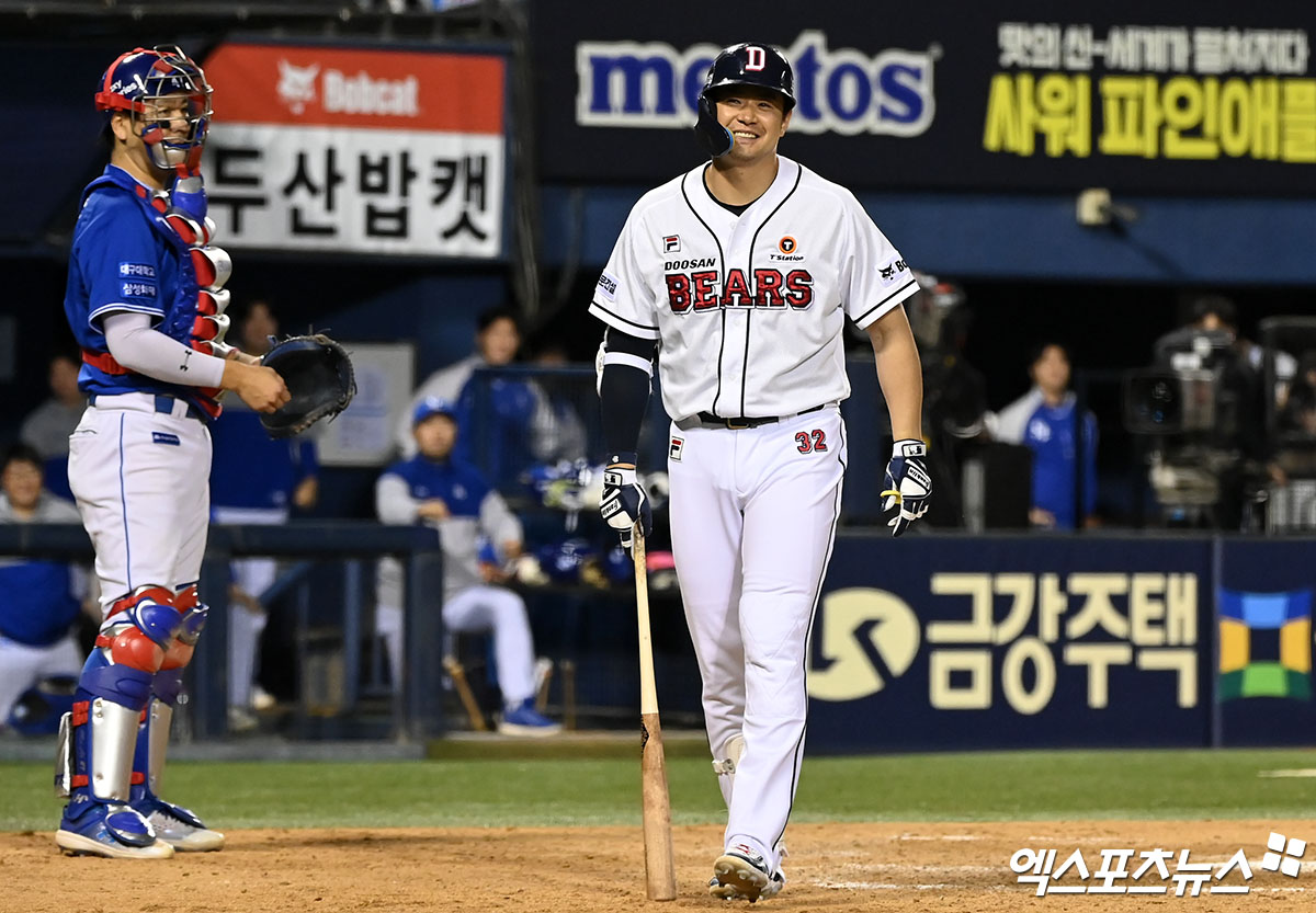 2일 오후 서울 송파구 잠실야구장에서 열린 '2024 신한 SOL Bank KBO리그' 삼성 라이온즈와 두산 베어스의 경기, 9회말 1사 1루 두산 김재환이 루킹 삼진을 당한 후 아쉬워하고 있다. 엑스포츠뉴스 DB