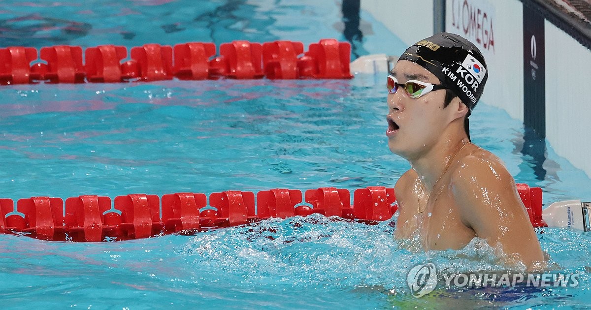 김우민이 한국 수영사 두 번째 올림픽 메달 획득 도전에 나서는 가운데 같은 종목 대선배 박태환이 갖고 있는 한국 기록을 깨트려야 입상이 가능할 것으로 보인다. 김우민은 27일 오후 6시45분 프랑스 파리 라데팡스 수영장에서 열리는 2024 파리 올림픽 수영 남자 자유형 400m 예선에 나선다. 결승은 28일 오전 3시42분에 벌어진다. 연합뉴스