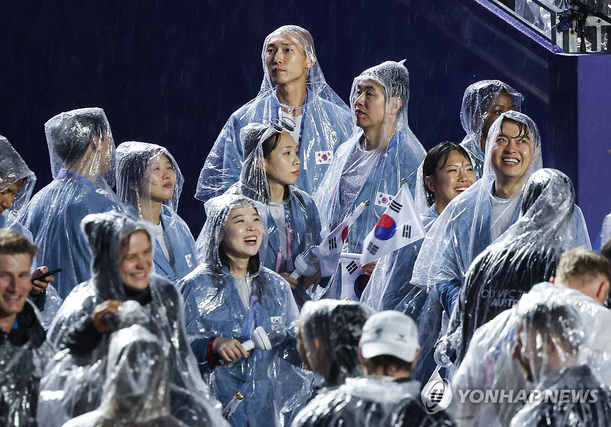 (파리=연합뉴스) 황광모 기자 = 2024 파리올림픽 개회식이 열린 26일(현지시간) 프랑스 파리 센강을 따라 선상행진을 마친 대한민국 선수들이 트로카데로광장에 설치된 개회식장에 들어서고 있다. 2024.7.27  hkmpooh@yna.co.kr