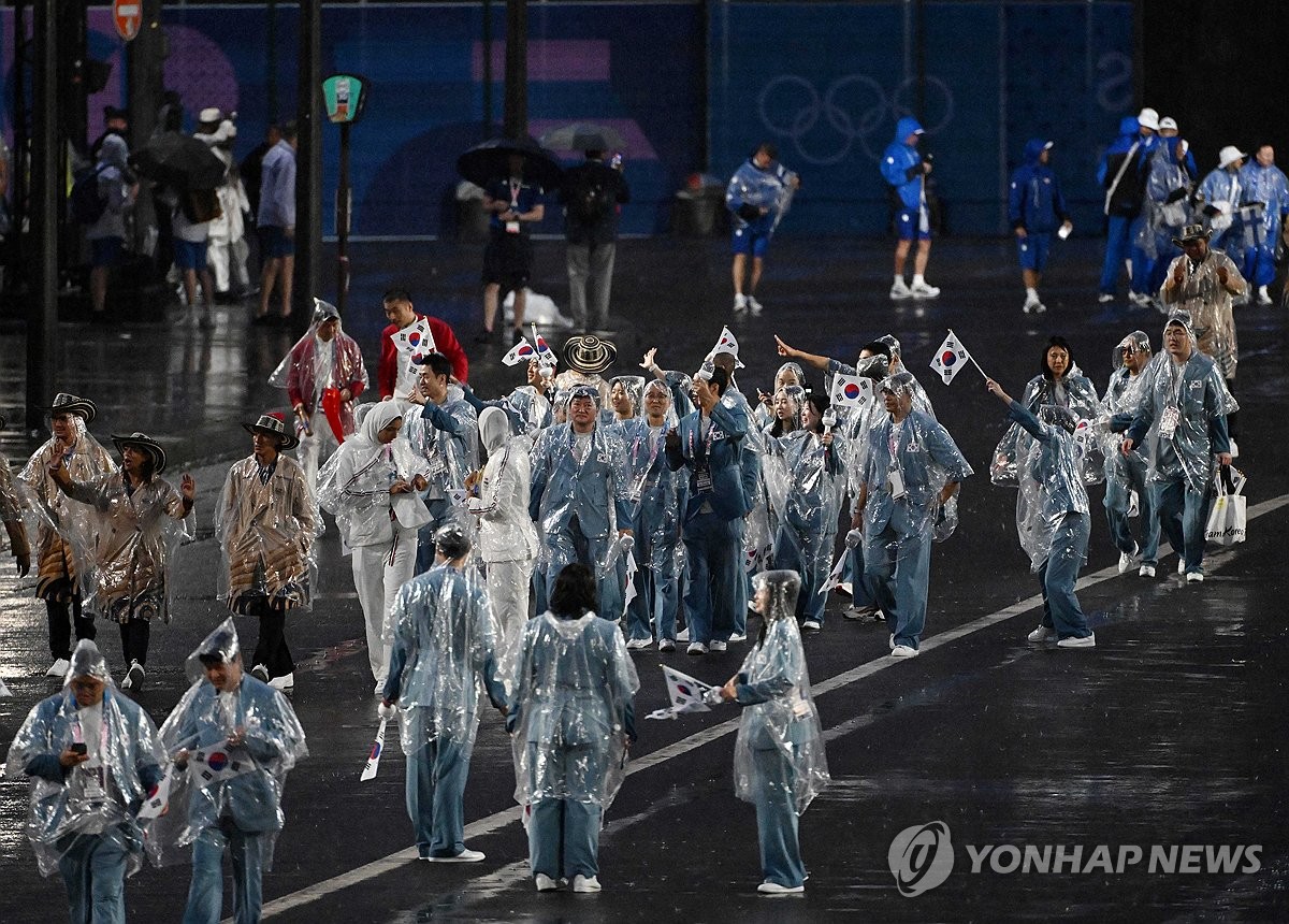 대한체육회에 따르면 토마스 바흐 국제올림픽평의회(IOC) 위원장은 2024 파리 하계올림픽 개회식에서 일어난 국명 실수에 관해 유선을 통해 윤석열 대통령에게 직접 사과하고 싶다는 의사를 밝혔다. 27일 프랑스 파리에서 열린 올림픽 개회식에서 장내 아나운서는 대한민국 선수단이 등장할 때 프랑스어와 영어로 북한으로 소개하는 대형 실수를 저질렀다. 이에 대한체육회와 문화체육관광부 등이 정식으로 항의했고 바히 위원장이 직접 윤 대통령에게 사과하겠다는 뜻을 전한 것으로 알려졌다. 연합뉴스