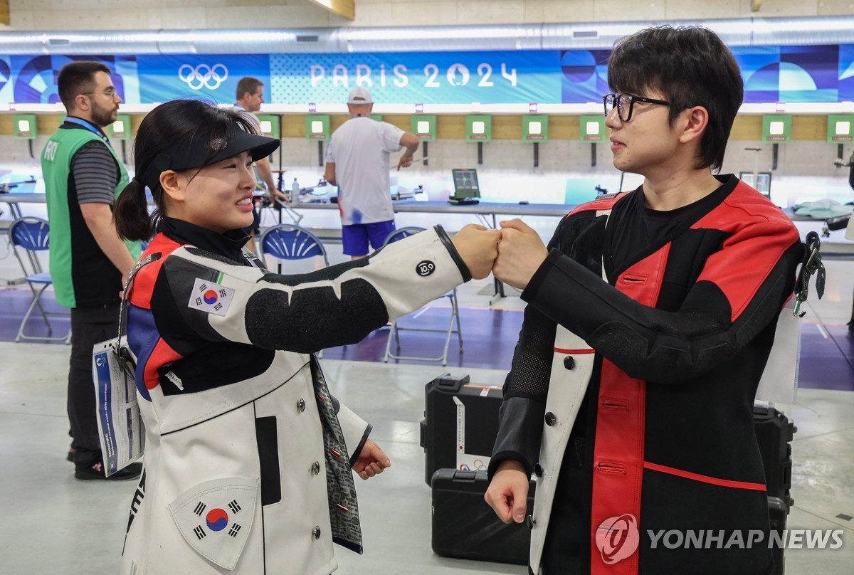 박하준-금지현 조는 27일 프랑스 샤토루 국립사격장에서 열린 2024 파리 하계올림픽 사격 10m 공기소총 혼성 본선에서 631.4점을 기록하며 2위를 차지하고 금메달 결정전에 진출했다. 한국 사격은 3년 전 도쿄 올림픽에서 은메달 하나에 그쳤으나 이번 대회 첫 종목부터 금메달에 도전하게 됐다. 연합뉴스