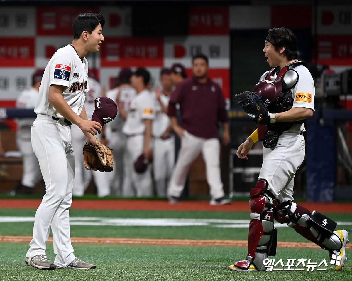 26일 오후 서울 구로구 고척스카이돔에서 열린 '2024 신한 SOL Bank KBO리그' KIA 타이거즈와 키움 히어로즈의 경기, 키움이 KIA에 5:4로 승리하며 2연승을 기록했다. 이날 경기에서 승리한 키움 선수들이 기뻐하고 있다. 고척, 김한준 기자