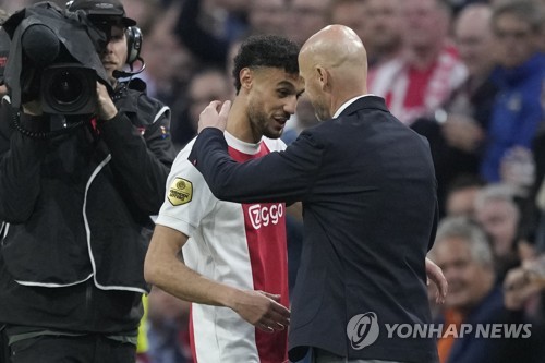 글로벌 매체 원풋볼에 따르면 유럽 축구 이적시장 전문가 파브리치오 로마노 기자는 자신의 유튜브 채널을 통해 바이에른 뮌헨 풀백 누사이르 마즈라위가 맨체스터 유나이티드에 합류해 에릭 텐 하흐 감독과 재회하길 원한다고 주장했다. 모로코 풀백 마즈라위는 최근 프리미어리그 웨스트햄 유나이티드 이적이 유력해 보였으나 선수 측은 맨유 이적을 더 선호하는 것으로 알려졌다. 이번 여름 텐 하흐 감독은 마즈라위뿐만 아니라 마테이스 더리흐트까지 노리면서 또다시 아약스 출신 제자들과의 재회를 꿈꾸고 있다. 연합뉴스