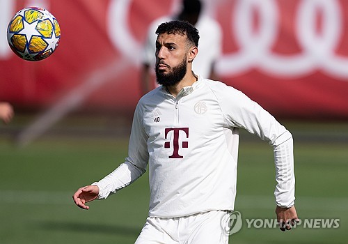 글로벌 매체 원풋볼에 따르면 유럽 축구 이적시장 전문가 파브리치오 로마노 기자는 자신의 유튜브 채널을 통해 바이에른 뮌헨 풀백 누사이르 마즈라위가 맨체스터 유나이티드에 합류해 에릭 텐 하흐 감독과 재회하길 원한다고 주장했다. 모로코 풀백 마즈라위는 최근 프리미어리그 웨스트햄 유나이티드 이적이 유력해 보였으나 선수 측은 맨유 이적을 더 선호하는 것으로 알려졌다. 이번 여름 텐 하흐 감독은 마즈라위뿐만 아니라 마테이스 더리흐트까지 노리면서 또다시 아약스 출신 제자들과의 재회를 꿈꾸고 있다. 연합뉴스