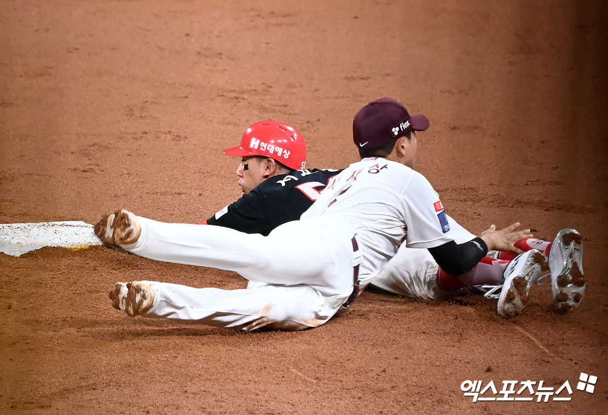 26일 오후 서울 구로구 고척스카이돔에서 열린 '2024 신한 SOL Bank KBO리그' KIA 타이거즈와 키움 히어로즈의 경기, 2회초 1사 1,2루 KIA 서건창이 홍종표의 라인드라이브 아웃때 키움 이재상에게 태그아웃을 당하고 있다. 고척, 김한준 기자