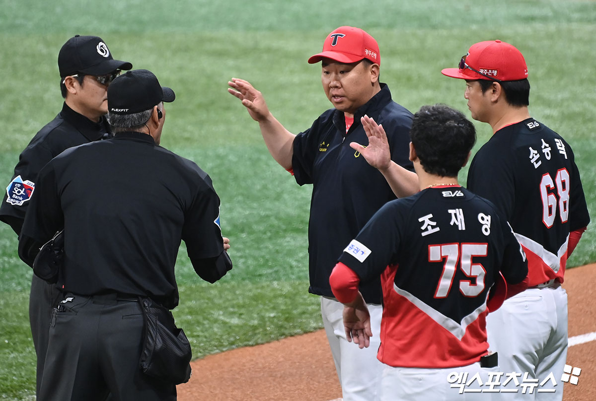 26일 오후 서울 구로구 고척스카이돔에서 열린 '2024 신한 SOL Bank KBO리그' KIA 타이거즈와 키움 히어로즈의 경기, 2회말 1사 1,2루 KIA 서건창이 홍종표의 라인드라이브 아웃때 태그아웃을 당하며 이닝이 종료되자 이범호 감독이 심판진에 항의를 하고 있다. 고척, 김한준 기자