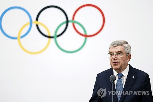 대한체육회는 27일 2024 파리 하계올림픽 대회 개회식에서 대한민국 선수단을 잘못 소개한 사고가 발생한 것과 관련해 윤석열 대통령과 토마스 바흐 국제올림픽위원회(IOC) 위원장이 통화를 했다고 밝혔다. 파리 올림픽 개회식에서 대한민국 선수단이 등장할 때 장내 아나운서는 한국을 북한으로 소개하는 대형 실수를 저질렀다. 이에 바흐 IOC 위원장은 이기흥 대한체육회장 겸 IOC위원과 김종훈 대한체육회 명예대사 등이 참석한 가운데 윤 대통령과 통화를 하면서 정식으로 사과했다. 연합뉴스