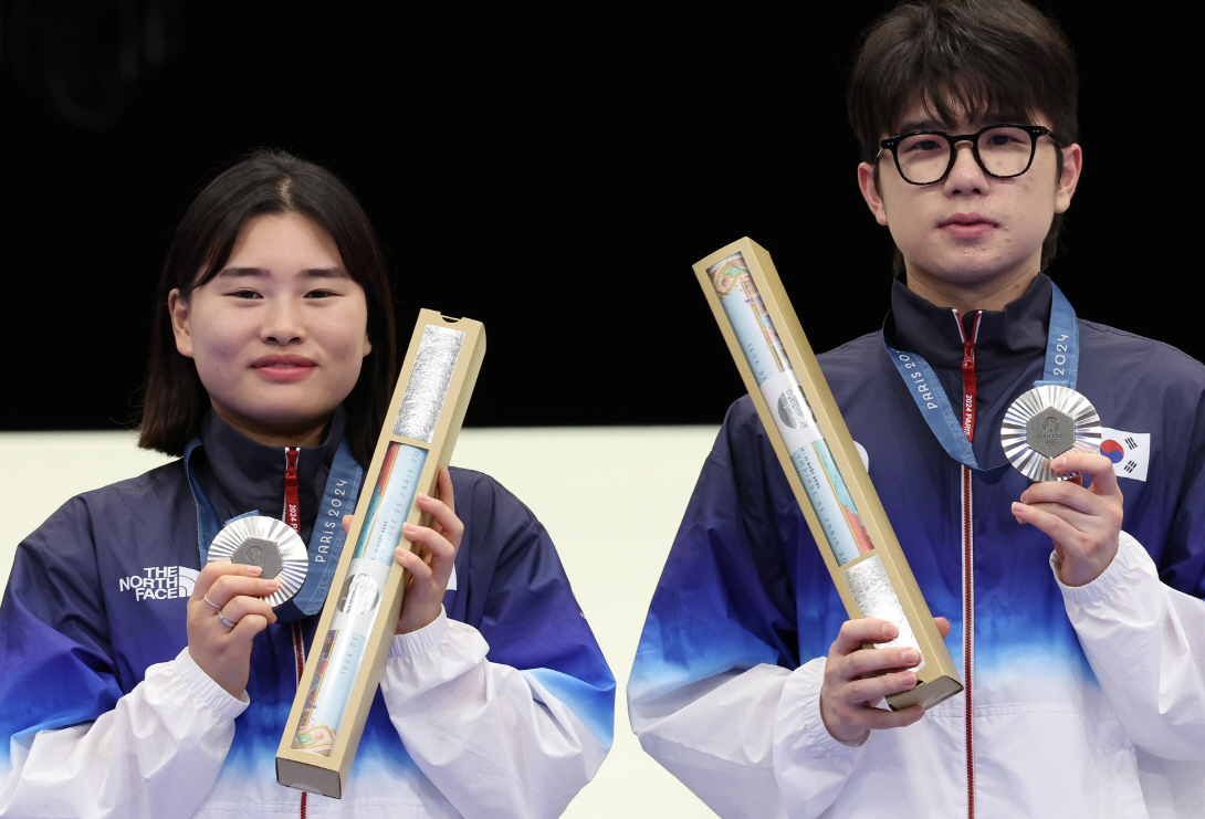 한국 사격이 2024 파리 하계올림픽에서 한국 선수단에 첫 메달을 안겼다. 한국은 첫 날부터 메달을 따내며 순항을 예고했다. 박하준-금지현 조는 27일 프랑스 샤토루 국립사격장에서 열린 파리 올림픽 사격 10m 공기소총 혼성 결승에서 중국의 성리하오-황위팅 조와 접전을 펼친 끝에 12-16으로 패해 은메달을 차지했다. 둘 모두 생애 첫 올림픽 메달을 거머쥐었다. 연합뉴스