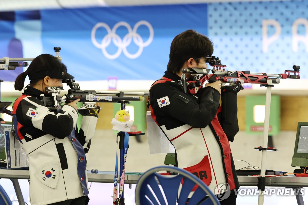 한국 사격이 2024 파리 하계올림픽에서 한국 선수단에 첫 메달을 안겼다. 한국은 첫 날부터 메달을 따내며 순항을 예고했다. 박하준-금지현 조는 27일 프랑스 샤토루 국립사격장에서 열린 파리 올림픽 사격 10m 공기소총 혼성 결승에서 중국의 성리하오-황위팅 조와 접전을 펼친 끝에 12-16으로 패해 은메달을 차지했다. 둘 모두 생애 첫 올림픽 메달을 거머쥐었다. 연합뉴스