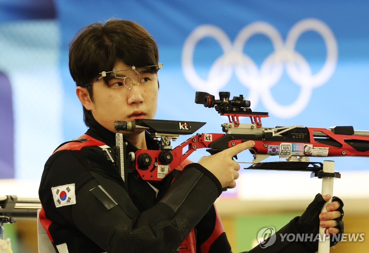 한국 사격이 2024 파리 하계올림픽에서 한국 선수단에 첫 메달을 안겼다. 한국은 첫 날부터 메달을 따내며 순항을 예고했다. 박하준-금지현 조는 27일 프랑스 샤토루 국립사격장에서 열린 파리 올림픽 사격 10m 공기소총 혼성 결승에서 중국의 성리하오-황위팅 조와 접전을 펼친 끝에 12-16으로 패해 은메달을 차지했다. 둘 모두 생애 첫 올림픽 메달을 거머쥐었다. 연합뉴스