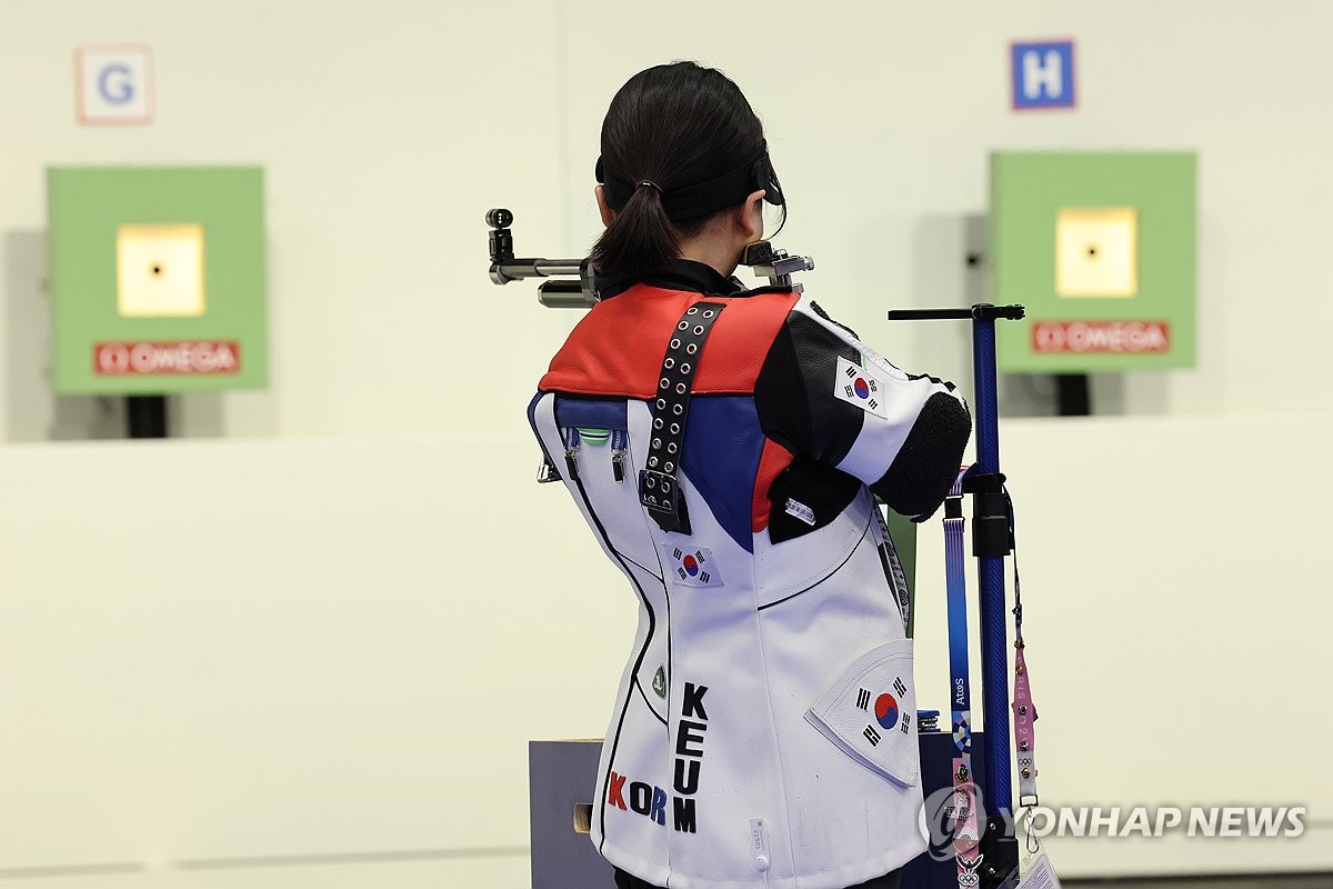 한국 사격이 2024 파리 하계올림픽에서 한국 선수단에 첫 메달을 안겼다. 한국은 첫 날부터 메달을 따내며 순항을 예고했다. 박하준-금지현 조는 27일 프랑스 샤토루 국립사격장에서 열린 파리 올림픽 사격 10m 공기소총 혼성 결승에서 중국의 성리하오-황위팅 조와 접전을 펼친 끝에 12-16으로 패해 은메달을 차지했다. 둘 모두 생애 첫 올림픽 메달을 거머쥐었다. 연합뉴스