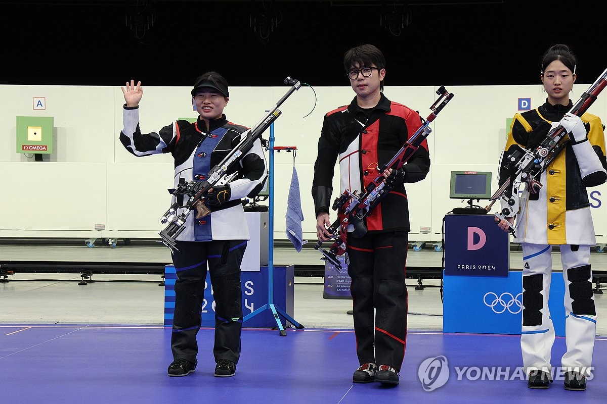 한국 사격이 2024 파리 하계올림픽에서 한국 선수단에 첫 메달을 안겼다. 한국은 첫 날부터 메달을 따내며 순항을 예고했다. 박하준-금지현 조는 27일 프랑스 샤토루 국립사격장에서 열린 파리 올림픽 사격 10m 공기소총 혼성 결승에서 중국의 성리하오-황위팅 조와 접전을 펼친 끝에 12-16으로 패해 은메달을 차지했다. 둘 모두 생애 첫 올림픽 메달을 거머쥐었다. 연합뉴스