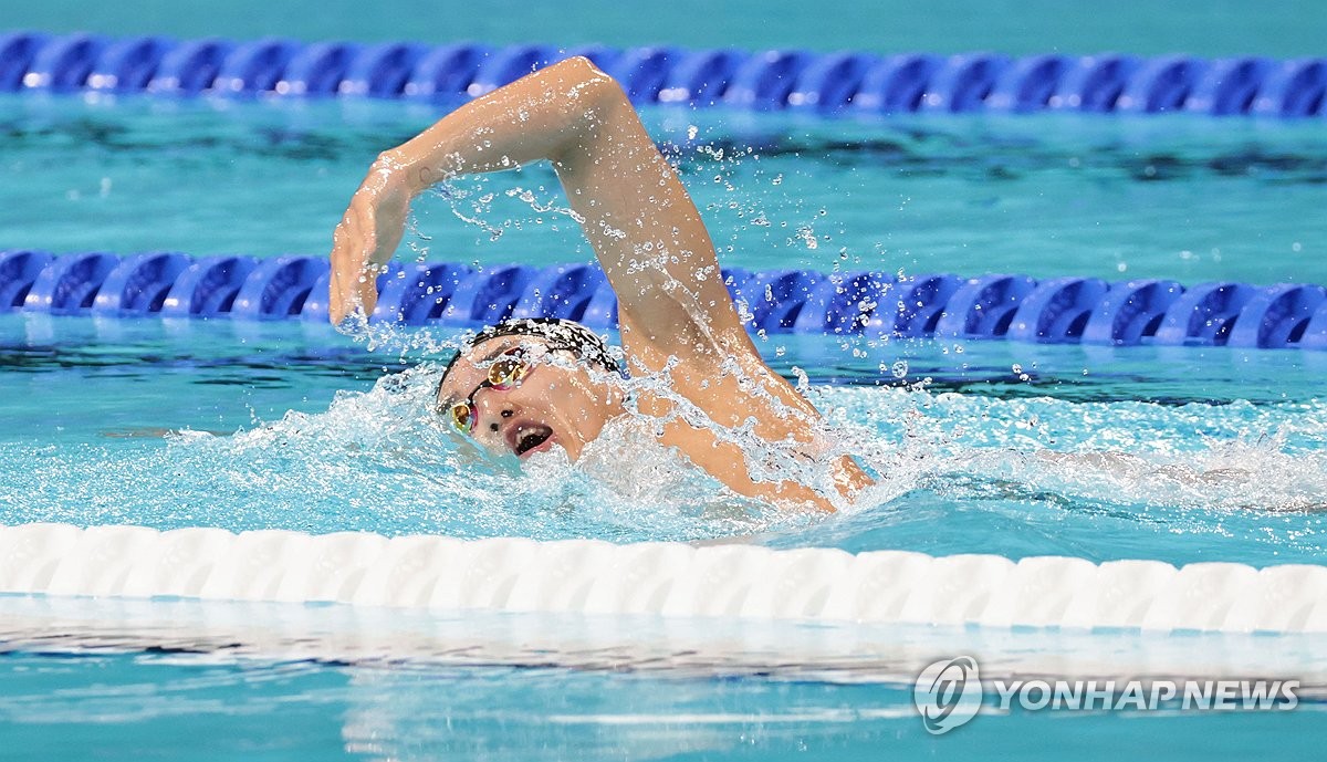 한국 남자 수영 중장거리의 간판 김우민이 27일(한국시간) 프랑스 파리 라데팡스 수영장에서 열린 2024 파리 올림픽 남자 자유형 400m 예선 4조에 출전, 3분45초42를 기록했다. 출전 선수 37명 중 7위에 오르면서 8위까지 주어지는 결승 티켓을 손에 넣었다. 사진 연합뉴스