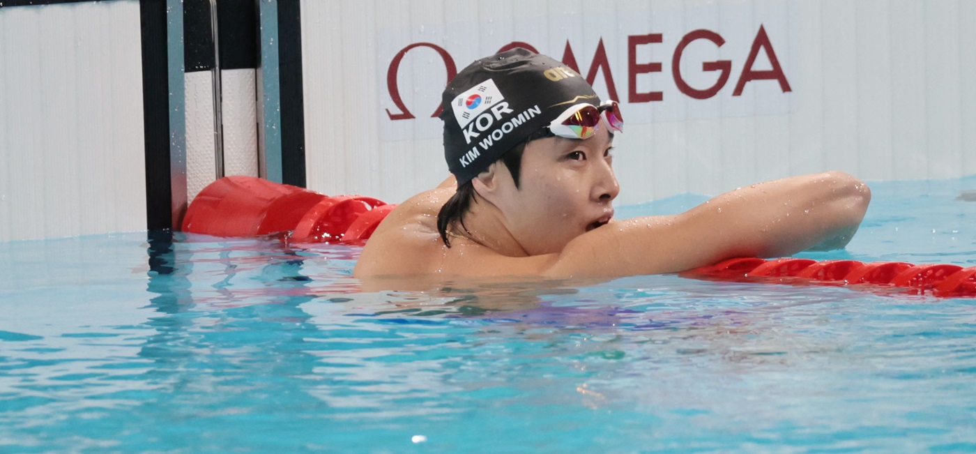 한국 남자 수영 중장거리의 간판 김우민이  27일(한국시간) 프랑스 파리 라데팡스 수영장에서 열린 2024 파리 올림픽 남자 자유형 400m 예선 4조에 출전, 3분45초42의 기록으로 4위에 이름을 올렸다. 전체 37명의 출전 선수 중 7위에 오르며 8위까지 주어지는 결승 진출권을 획득했다. 예선 종료 후 믹스트존 인터뷰에서 안도의 한숨을 내쉬며 결승에서의 선전을 다짐했다. 사진 연합뉴스