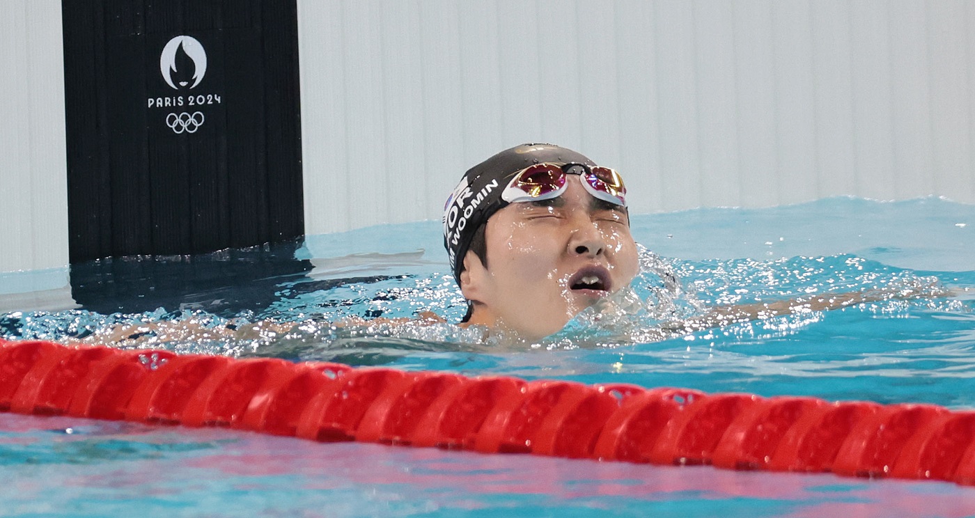 한국 남자 수영 중장거리의 간판 김우민이  27일(한국시간) 프랑스 파리 라데팡스 수영장에서 열린 2024 파리 올림픽 남자 자유형 400m 예선 4조에 출전, 3분45초42의 기록으로 4위에 이름을 올렸다. 전체 37명의 출전 선수 중 7위에 오르며 8위까지 주어지는 결승 진출권을 획득했다. 예선 종료 후 믹스트존 인터뷰에서 안도의 한숨을 내쉬며 결승에서의 선전을 다짐했다. 사진 연합뉴스