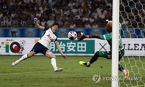 손흥민이 27일(한국시간) 일본 도쿄 국립경기장에서 열린 토트넘 홋스퍼와 빗셀 고베의 친선 경기에 최전방 공격수로 선발 출장했다.손흥민은 후반 2분 역전 골을 넣으면서 프리시즌 첫 득점에 성공했다. 연합뉴스