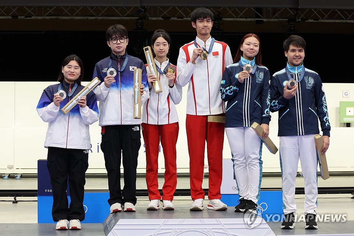 박하준-금지현 조가 27일 프랑스 샤토루 국립사격장에서 열린 2024 파리 하계올림픽 사격 10m 공기소총 혼성 종목에서 은메달을 따냈다. 2년 전 바쿠 월드컵에서 금메달을 합작했던 둘은 이번 대회에선 같은 팀으로 호흡할 운명이 아니었다. 그러나 한국이 쿼터를 2장으로 늘리면서 박하준 파트너가 금지현으로 바뀌었고 이는 신의 한 수가 됐다. 연합뉴스